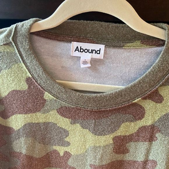 ABOUND SWEATSHIRT in TRENDY OLIVE CAMO PRINT NWT - Picture 2 of 7